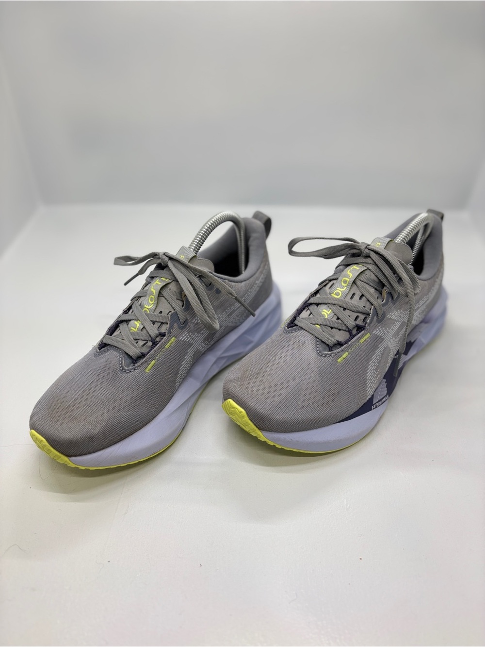 ASICS Novablast 5 Women’s Size 8 Grey Lime Green Running Shoes - Picture 2 of 14